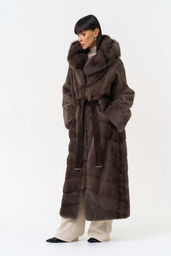 Превью изображения Длинная шуба из меха норки с капюшоном из меха куницы Миниатюра фотографии Длинная шуба из меха норки с капюшоном из меха куницы