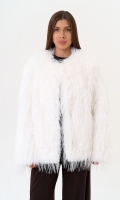 Миниатюра фотографии Женская шуба под эко страуса белого цвета