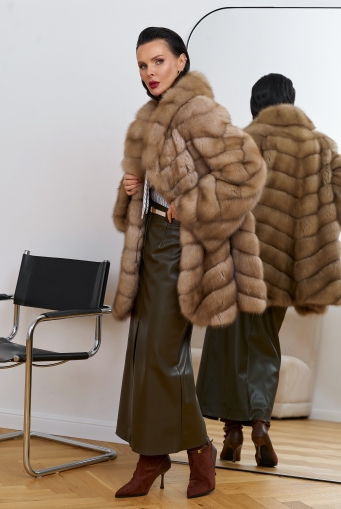 Миниатюра фотографии Женская шуба из куницы с воротником шаль