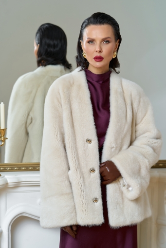 Миниатюра фотографии Укороченная шуба из меха норки с акцентными пуговицами