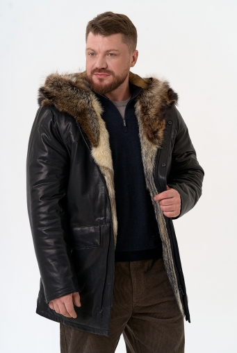 Миниатюра фотографии Мужская куртка с капюшоном на мехе из волка