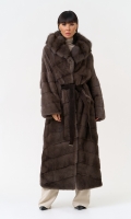 Миниатюра фотографии Длинная шуба из меха норки с капюшоном из меха куницы