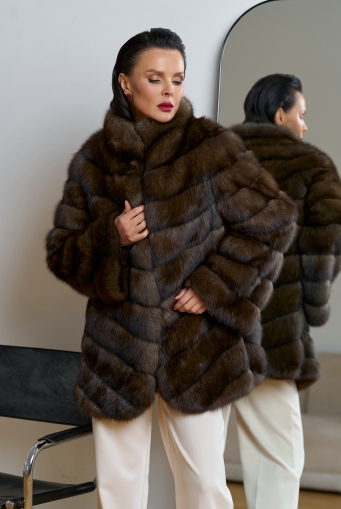 Миниатюра фотографии Женская шуба из соболя с воротником стойкой