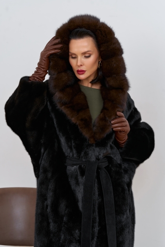 Превью изображения Шуба из меха норки с капюшоном из меха куницы Миниатюра фотографии Шуба из меха норки с капюшоном из меха куницы