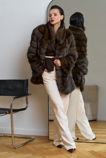 Миниатюра фотографии Женская шуба из соболя с воротником стойкой