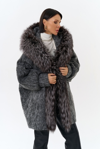 Миниатюра фотографии Женский удлиненный пуховик с отделкой из меха чернобурки