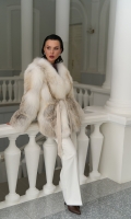 Миниатюра фотографии Светлая шуба из меха лисы с поясом