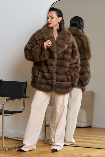 Миниатюра фотографии Женская шуба из куницы с английским воротником