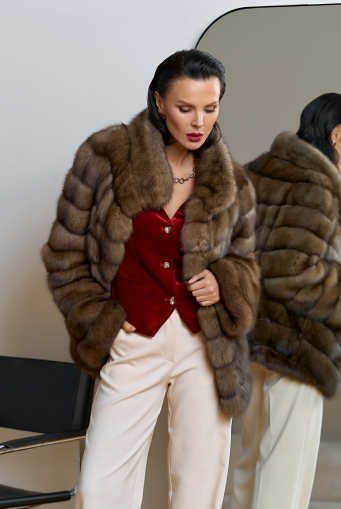 Миниатюра фотографии Женская шуба из соболя с воротником стойкой