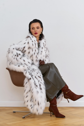 Миниатюра фотографии Длинная шуба из меха лисы белого цвета