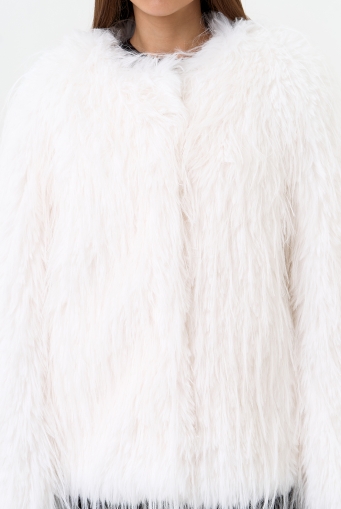 Миниатюра фотографии Женская шуба под эко страуса белого цвета