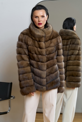 Миниатюра фотографии Женская шуба из соболя с воротником стойкой