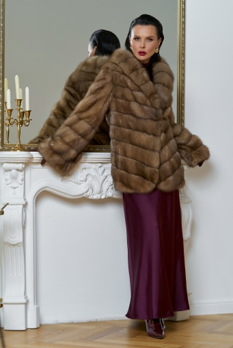 Миниатюра фотографии Женская шуба из куницы с воротником шаль