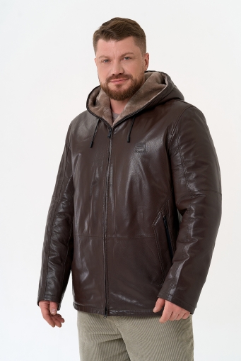 Миниатюра фотографии Мужская дубленка коричневого цвета с капюшоном