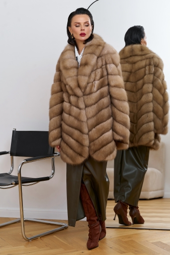 Миниатюра фотографии Женская шуба из куницы с воротником шаль