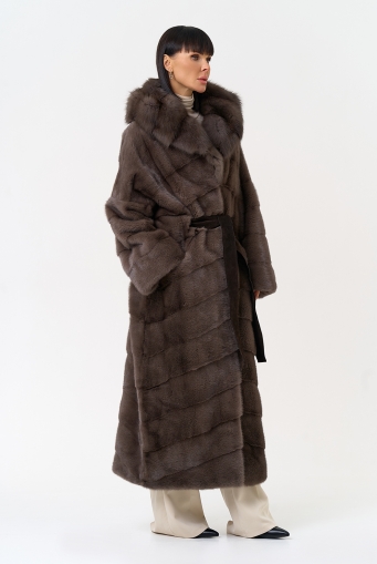 Превью изображения Длинная шуба из меха норки с капюшоном из меха куницы Миниатюра фотографии Длинная шуба из меха норки с капюшоном из меха куницы