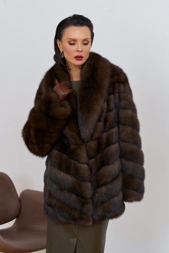 Миниатюра фотографии Женская шуба из соболя с воротником шаль