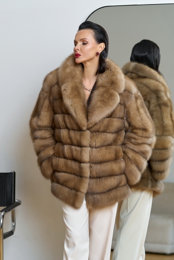 Миниатюра фотографии Женская шуба из куницы с английским воротником