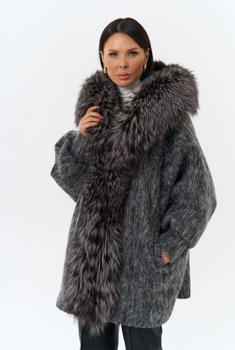 Миниатюра фотографии Женский удлиненный пуховик с отделкой из меха чернобурки