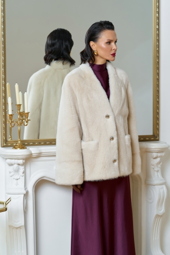 Миниатюра фотографии Укороченная шуба из меха норки с акцентными пуговицами