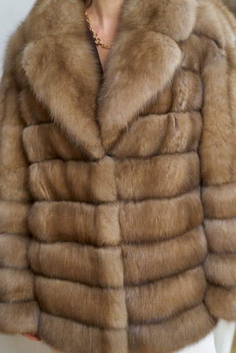 Миниатюра фотографии Женская шуба из куницы с английским воротником