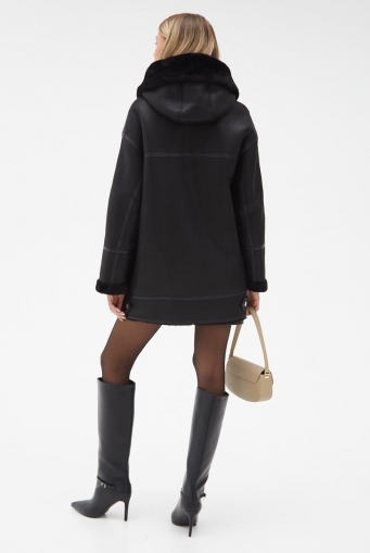 Миниатюра фотографии Женская удлиненная дубленка из эко кожи