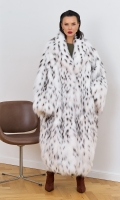Миниатюра фотографии Длинная шуба из меха лисы белого цвета