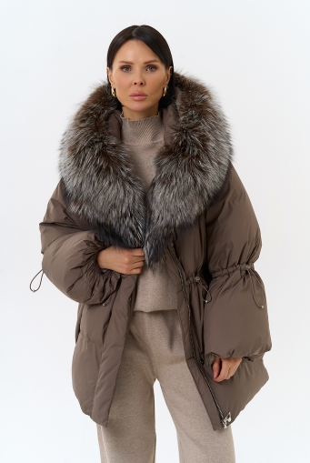 Миниатюра фотографии Женский пуховик с капюшоном из меха чернобурки