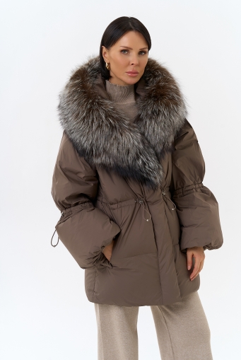 Миниатюра фотографии Женский пуховик с капюшоном из меха чернобурки
