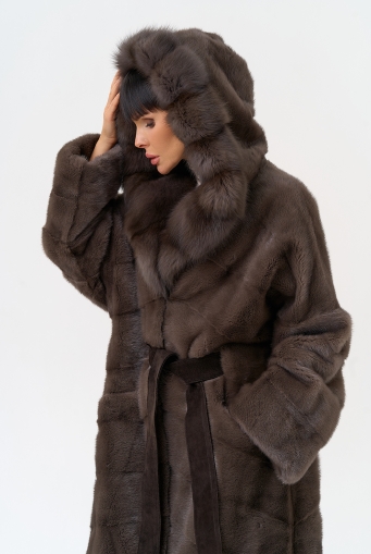 Превью изображения Длинная шуба из меха норки с капюшоном из меха куницы Миниатюра фотографии Длинная шуба из меха норки с капюшоном из меха куницы