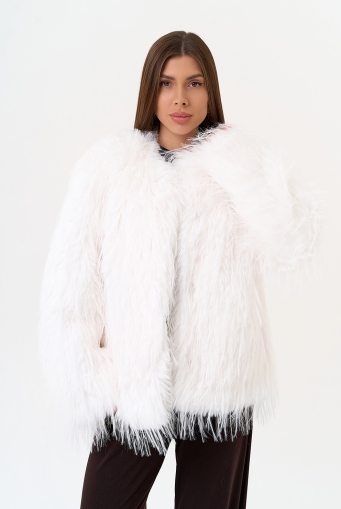 Миниатюра фотографии Женская шуба под эко страуса белого цвета