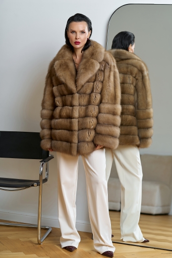 Миниатюра фотографии Женская шуба из куницы с английским воротником