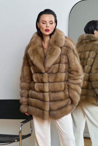 Миниатюра фотографии Женская шуба из куницы с английским воротником