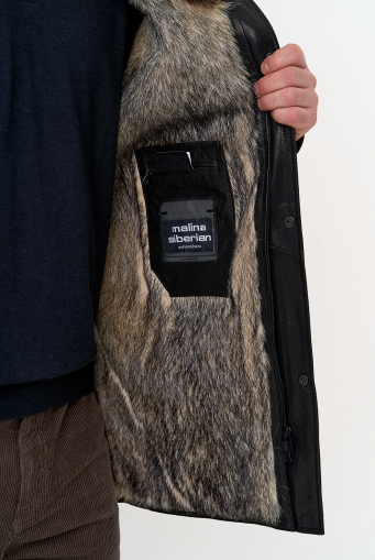 Миниатюра фотографии Мужская куртка с капюшоном на мехе из волка