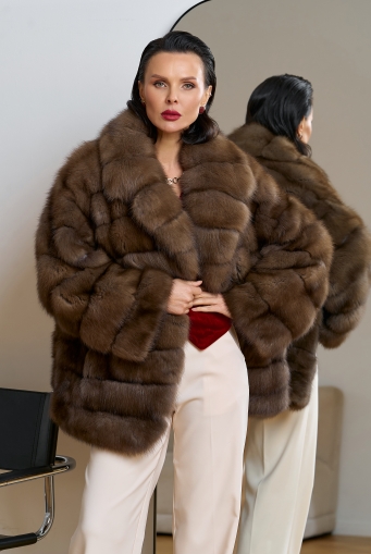 Миниатюра фотографии Женская шуба из куницы с английским воротником