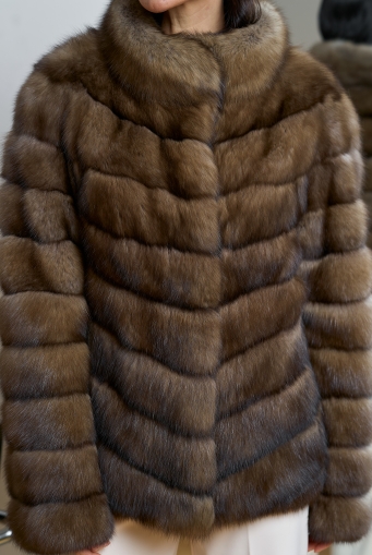 Миниатюра фотографии Женская шуба из соболя с воротником стойкой