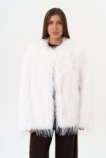 Миниатюра фотографии Женская шуба под эко страуса белого цвета
