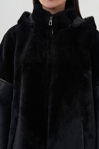Миниатюра фотографии Женская дубленка черного цвета с капюшоном 
