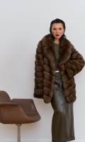 Миниатюра фотографии Женская шуба из соболя с английским воротником