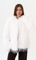 Миниатюра фотографии Женская шуба под эко страуса белого цвета