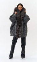 Миниатюра фотографии Женский удлиненный пуховик с отделкой из меха чернобурки