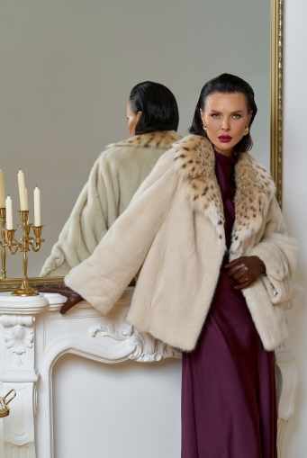 Миниатюра фотографии Куртка из меха норки с английским воротником из меха рыси