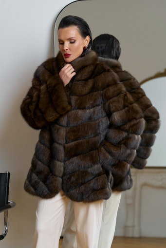 Миниатюра фотографии Женская шуба из соболя с воротником стойкой