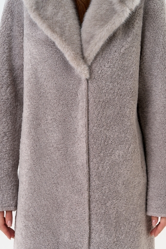 Превью изображения Женская двухсторонняя дубленка из эко замши Миниатюра фотографии Женская двухсторонняя дубленка из эко замши