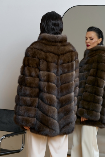 Миниатюра фотографии Женская шуба из соболя с воротником стойкой