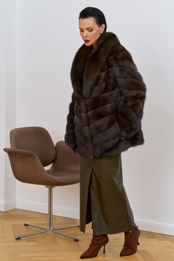 Миниатюра фотографии Женская шуба из соболя с воротником шаль