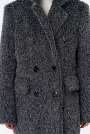 Миниатюра фотографии Женское утепленное пальто с английским воротником