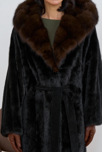 Превью изображения Шуба из меха норки с капюшоном из меха куницы Миниатюра фотографии Шуба из меха норки с капюшоном из меха куницы