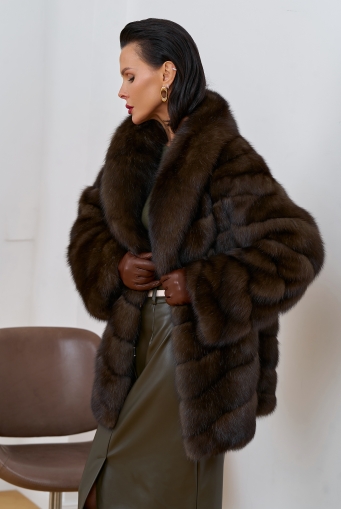 Миниатюра фотографии Женская шуба из соболя с воротником шаль