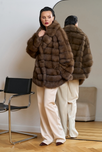 Миниатюра фотографии Женская шуба из куницы с английским воротником